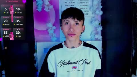 Snapshot of juniior0_0 chatting on February 2025 08:25:01 PM Junior online show from February 2025 08:25:01 PM