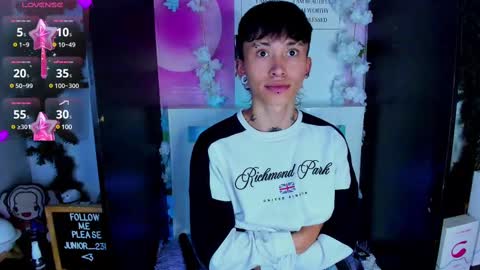 Snapshot of juniior0_0 chatting on February 2025 11:30:01 PM Junior online show from February 2025 11:30:01 PM