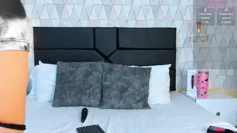 Justine online show from November 2025 04:02:02 AM