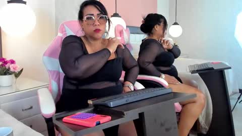 karolwest_ online show from November 2025 01:10:02 PM