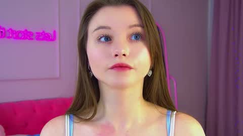 Keira online show from November 2025 06:17:01 PM