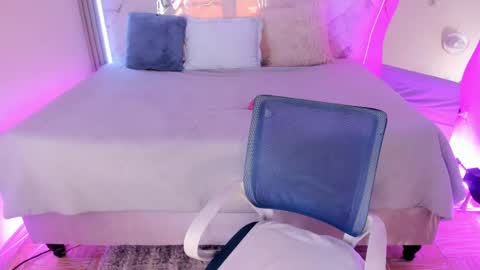 Keisy  online show from April 2026 03:17:02 PM