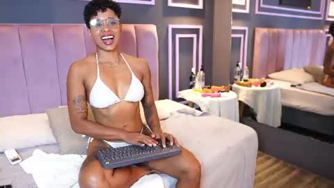 kelly__thomson online show from June 2026 01:01:01 PM