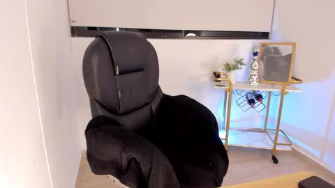 kendra  Benz online show from November 2025 11:06:01 PM