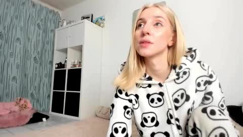 Kenzie online show from October 2025 01:50:02 PM