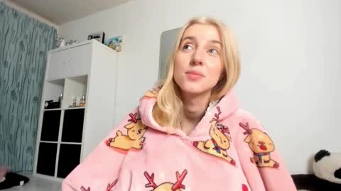 Kenzie online show from November 2025 02:39:01 PM