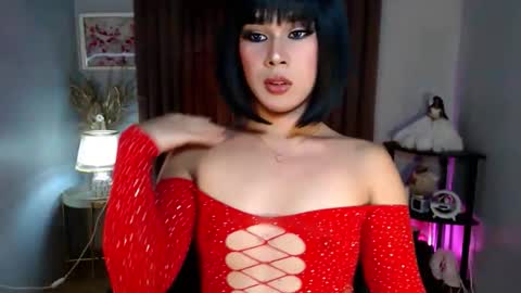 Im Mia online show from October 2025 02:48:02 PM
