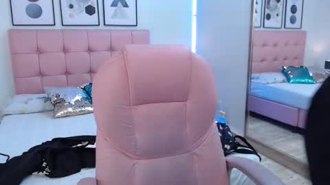 kIKI online show from October 2025 04:18:01 PM