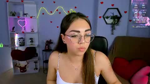 Snapshot of kiki_swan chatting on June 2026 07:57:02 PM kiki_swan online show from June 2026 07:57:02 PM