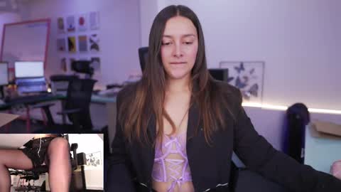 Kimberly 1200-1900 GMT-5 online show from October 2025 07:14:01 PM