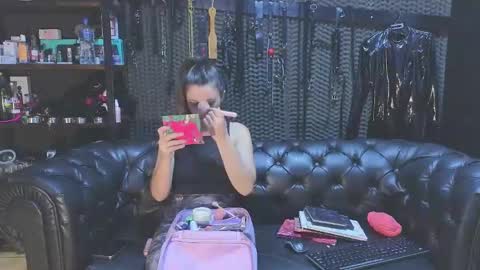 Snapshot of kimberly_swan_ chatting on January 2025 10:08:02 PM KIMBERLY SWAN online show from January 2025 10:08:02 PM