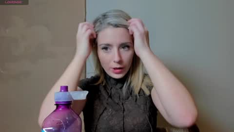 Wolfs Girl online show from November 2025 09:13:01 PM