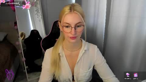 Snapshot of kimmy1_powell chatting on June 2026 04:02:01 AM kimmy1_powell online show from June 2026 04:02:01 AM