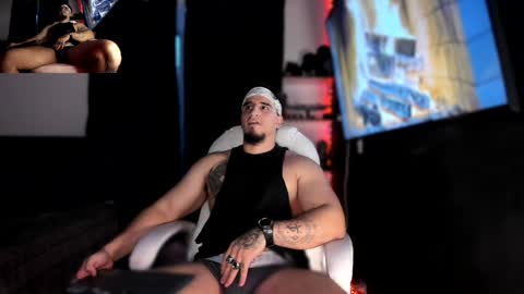 Snapshot of kingbear777 chatting on December 2024 08:33:01 PM King Bear online show from December 2024 08:33:01 PM