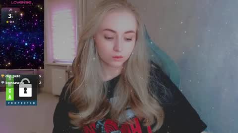 Snapshot of kira_love_sleep chatting on April 2026 03:31:02 PM you know thumb up me please its important online show from April 2026 03:31:02 PM