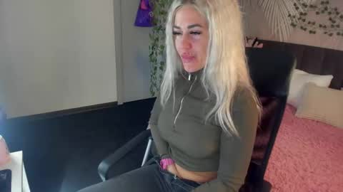 Kira online show from October 2025 01:57:01 AM