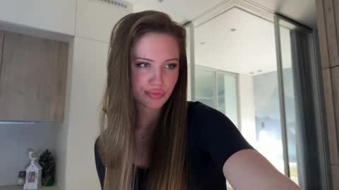 Kira online show from April 2026 07:14:01 PM