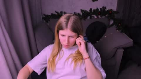 Snapshot of kirraa_ chatting on December 2024 12:44:01 AM Kira online show from December 2024 12:44:01 AM