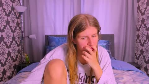 Snapshot of kirraa_ chatting on September 2025 12:27:02 PM Kira online show from September 2025 12:27:02 PM