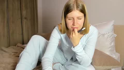 Kira online show from November 2025 06:07:01 PM