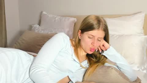 Kira online show from April 2026 07:58:01 PM