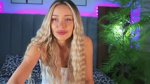 Snapshot of kirsten_xxx chatting on April 2026 01:04:01 AM Risha online show from April 2026 01:04:01 AM