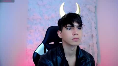 kiss_whitee online show from October 2025 04:29:02 PM