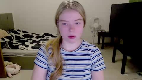 Snapshot of kitten_jenny01 chatting on December 2024 04:29:02 PM Jennyblonde and Emmabrunette online show from December 2024 04:29:02 PM