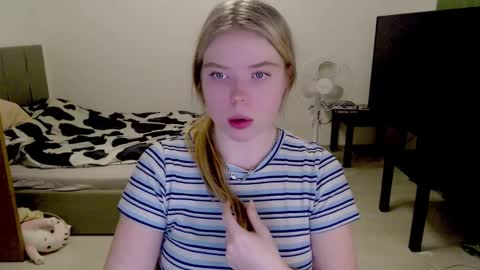 Snapshot of kitten_jenny01 chatting on December 2024 10:43:01 PM Jennyblonde and Emmabrunette online show from December 2024 10:43:01 PM