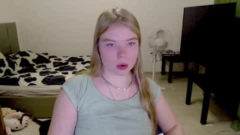 Snapshot of kitten_jenny01 chatting on December 2024 02:59:01 PM Jennyblonde and Emmabrunette online show from December 2024 02:59:01 PM