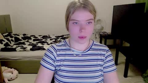 Snapshot of kitten_jenny01 chatting on December 2024 08:22:01 PM Jennyblonde and Emmabrunette online show from December 2024 08:22:01 PM