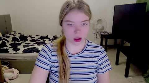 Snapshot of kitten_jenny01 chatting on December 2024 10:16:01 AM Jennyblonde and Emmabrunette online show from December 2024 10:16:01 AM