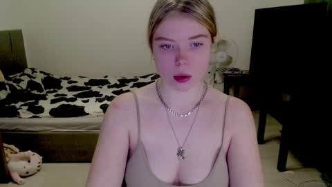 Snapshot of kitten_jenny01 chatting on December 2024 01:22:01 PM Jennyblonde and Emmabrunette online show from December 2024 01:22:01 PM