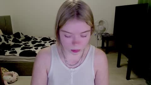 Snapshot of kitten_jenny01 chatting on December 2024 01:18:02 PM Jennyblonde and Emmabrunette online show from December 2024 01:18:02 PM