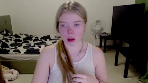 Snapshot of kitten_jenny01 chatting on December 2024 03:02:02 PM Jennyblonde and Emmabrunette online show from December 2024 03:02:02 PM