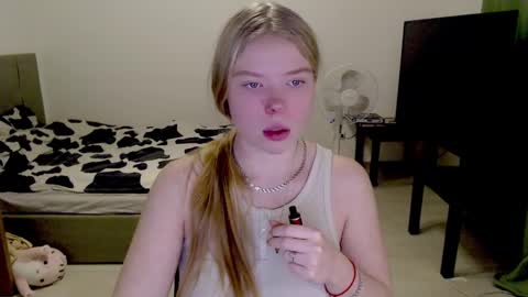 Snapshot of kitten_jenny01 chatting on December 2024 06:06:01 PM Jennyblonde and Emmabrunette online show from December 2024 06:06:01 PM