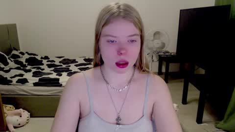 Snapshot of kitten_jenny01 chatting on December 2024 03:07:01 AM Jennyblonde and Emmabrunette online show from December 2024 03:07:01 AM