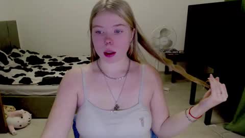 Snapshot of kitten_jenny01 chatting on December 2024 06:12:02 AM Jennyblonde and Emmabrunette online show from December 2024 06:12:02 AM