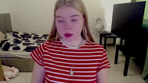 Snapshot of kitten_jenny01 chatting on December 2024 10:58:01 AM Jennyblonde and Emmabrunette online show from December 2024 10:58:01 AM