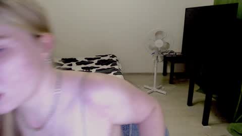 Snapshot of kitten_jenny01 chatting on December 2024 03:59:02 PM Jennyblonde and Emmabrunette online show from December 2024 03:59:02 PM