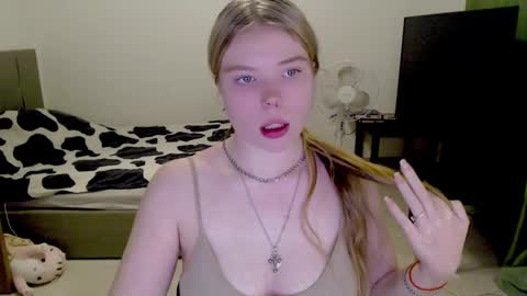 Snapshot of kitten_jenny01 chatting on December 2024 07:04:02 PM Jennyblonde and Emmabrunette online show from December 2024 07:04:02 PM