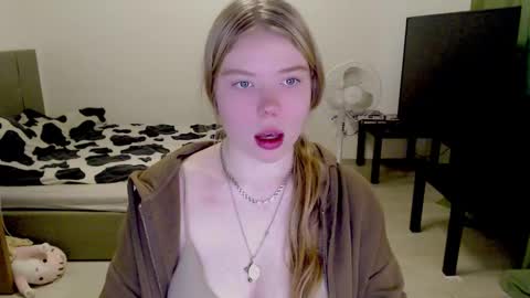 Snapshot of kitten_jenny01 chatting on December 2024 07:15:01 AM Jennyblonde and Emmabrunette online show from December 2024 07:15:01 AM