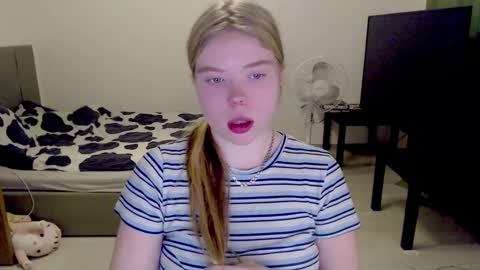 Snapshot of kitten_jenny01 chatting on December 2024 04:23:02 AM Jennyblonde and Emmabrunette online show from December 2024 04:23:02 AM