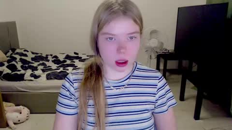 Snapshot of kitten_jenny01 chatting on December 2024 09:56:02 PM Jennyblonde and Emmabrunette online show from December 2024 09:56:02 PM