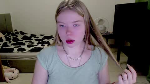 Snapshot of kitten_jenny01 chatting on December 2024 04:23:02 AM Jennyblonde and Emmabrunette online show from December 2024 04:23:02 AM