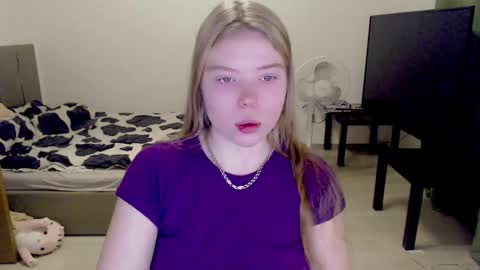Snapshot of kitten_jenny01 chatting on December 2024 04:23:02 AM Jennyblonde and Emmabrunette online show from December 2024 04:23:02 AM