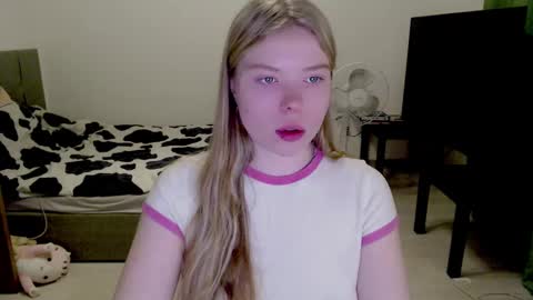 Snapshot of kitten_jenny01 chatting on December 2024 02:22:02 PM Jennyblonde and Emmabrunette online show from December 2024 02:22:02 PM