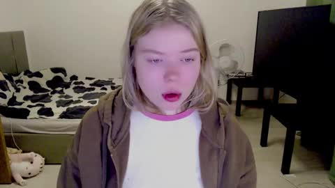 Snapshot of kitten_jenny01 chatting on December 2024 03:37:01 AM Jennyblonde and Emmabrunette online show from December 2024 03:37:01 AM