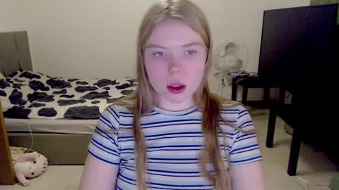 Snapshot of kitten_jenny01 chatting on December 2024 03:47:02 PM Jennyblonde and Emmabrunette online show from December 2024 03:47:02 PM