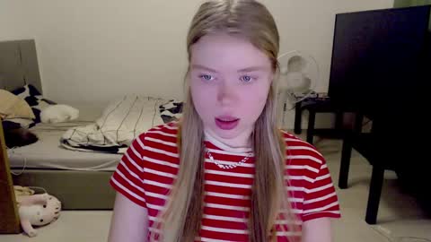 Snapshot of kitten_jenny01 chatting on December 2024 03:15:01 PM Jennyblonde and Emmabrunette online show from December 2024 03:15:01 PM